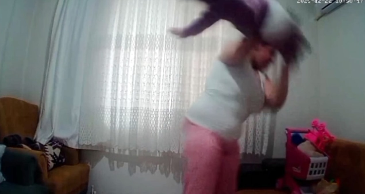 Son Gelişme: 1 yaşındaki bebeğini yerden yere vurdu! Cani annenin yaptıklarını gizli kamera yakaladı - Son Dak