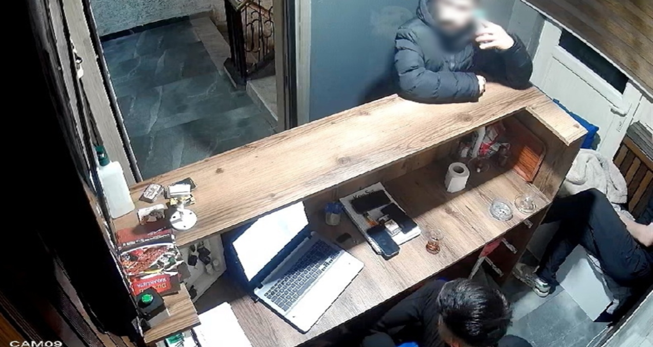 They defrauded 100 million lira; They offered sweets and a phone as a gift - Breaking News