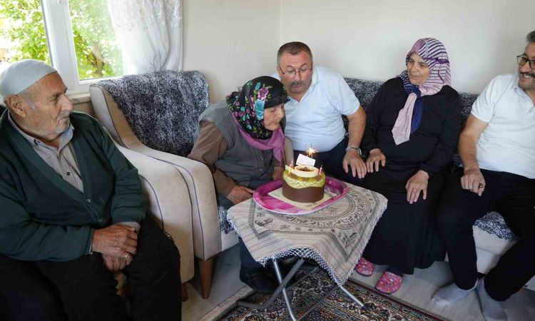 100 yaşına giren Atiye nineye, davullu zurnalı doğumgünü kutlaması - Son Dakika ve Merak Edilenler