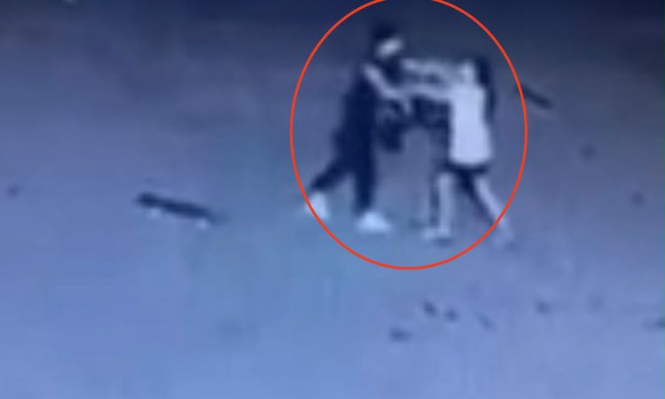 Kritik Açıklama: 11 yaşındaki çocuğu site bahçesinde darbetti; olay kamerada - Son Dakika