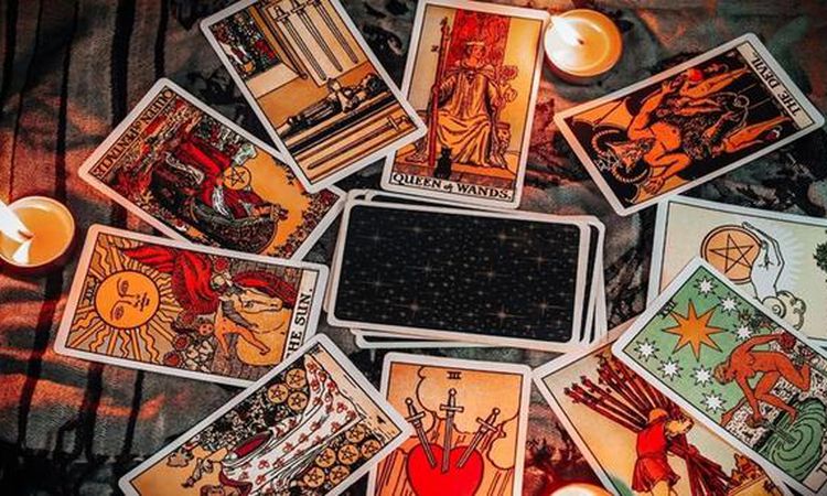 Gündemden Son Bilgiler: 12 Ağustos günlük tarot falı: 12 Ağustos Çarşamba günü seni neler bekliyor? Günlük tar