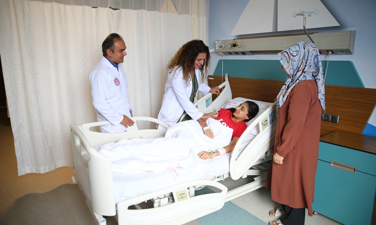 14 yaşındaki hastanın rektum tümörü Adana'da Kraske yöntemiyle çıkarıldı ve Merak Edilenler