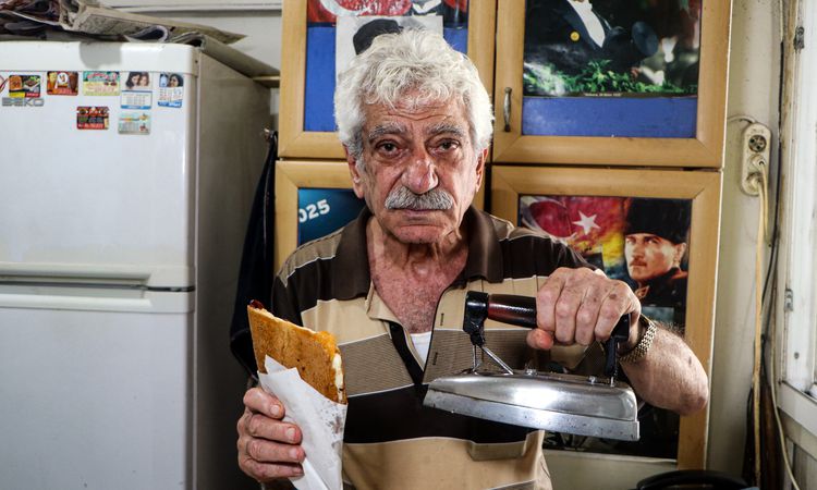 He has been making 'iron toast' with the same iron for 50 years in his 15 square meter shop - Breaking News