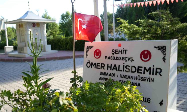 Martyr Ömer Halisdemir was commemorated at his grave on the 10th anniversary of July 15 - Breaking News