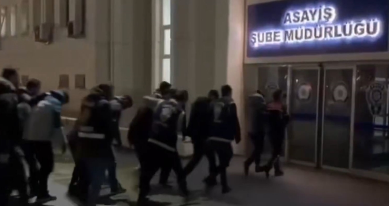Sıcak Gündem: 17 ilde 'nitelikli dolandırıcılık' operasyonu: 261 tutuklama - En Son Haber ve Merak Edilenler