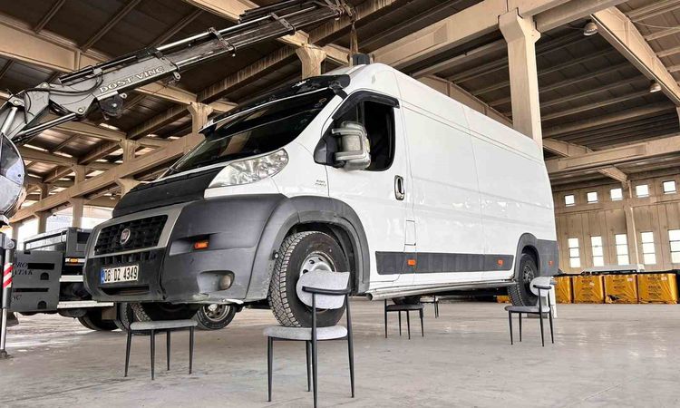 2,5 tonluk minibüsü sandalyenin üzerinde taşıdı - Haberleri: Gelişmeler Takip Ediliyor
