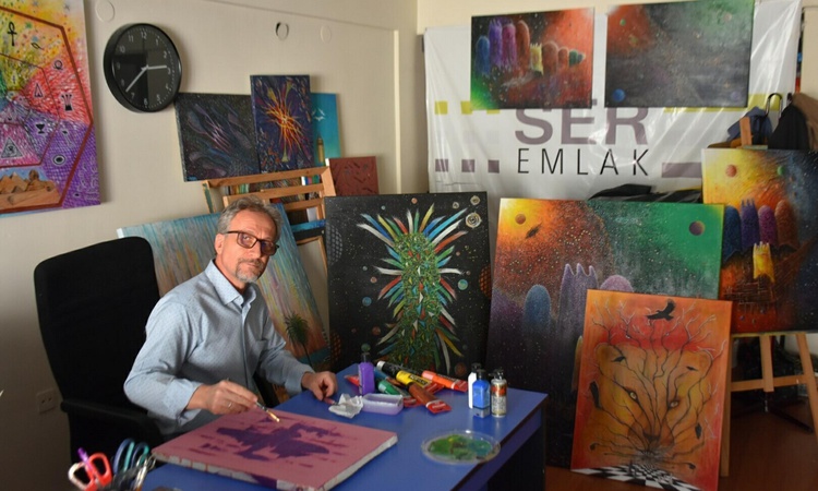 27 yıldır emlakçılık yapan İzmirli emlakçı Topel, resim tutkusunu ofisinde sürdürüyor ve Merak Edilenler