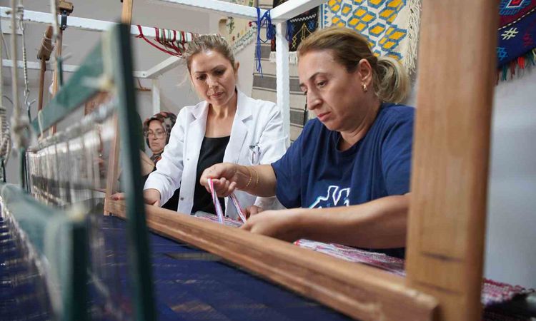 28 Yıllık Usta Öğretici Kilim Sanatını Geleceğe Taşıyor - Son Dakika: Gelişmeler Takip Ediliyor