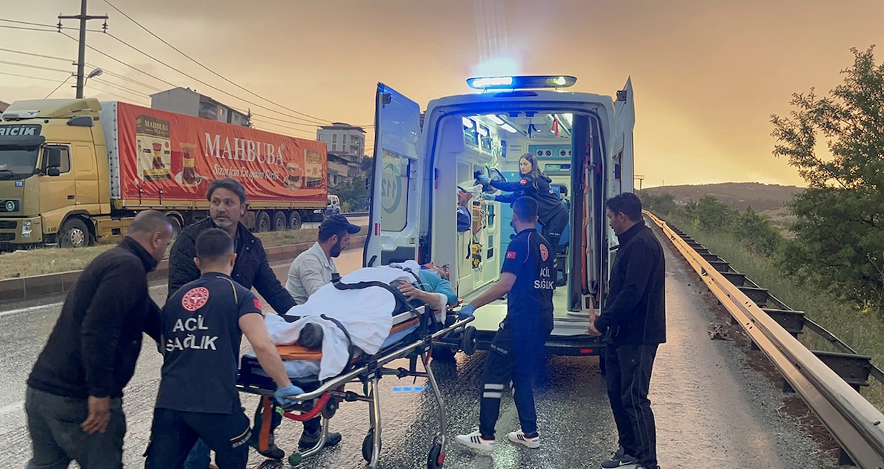 Ayrıntılar Netleşti: 3 araç birbirine girdi, ortalık savaş alanına döndü: 2 ölü, 4 yaralı - En Son Haber: Geli