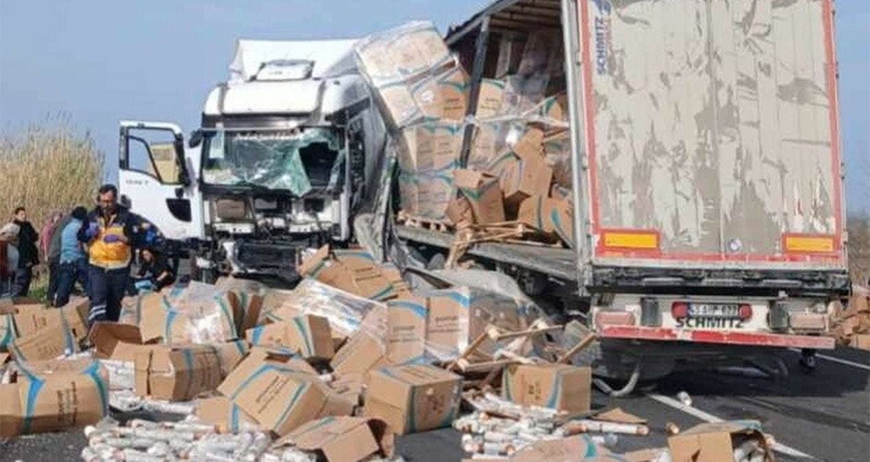 Kritik Açıklama: 3 aracın karıştığı kazada ortalık savaş alanına döndü - En Son Haber