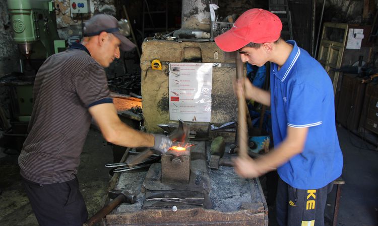 Son Gelişme: 300 yıllık aile geleneği demirciliği oğluyla 8'inci kuşağa taşıyor - Son Dakika - Son Dakika Bilg