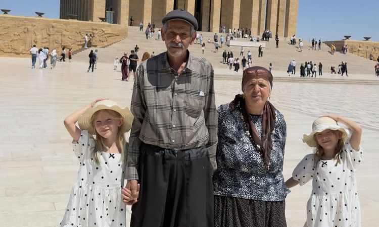 Kritik Açıklama: 34 yıl sonra tüp bebek tedavisiyle dünyaya gelen ikiz kızlarıyla Anıtkabir’i ziyaret ettiler