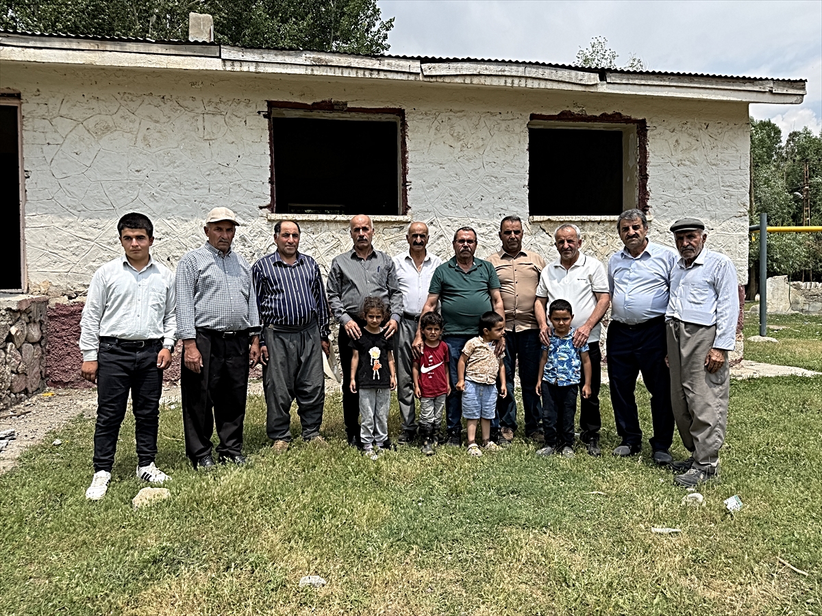 He met with his students in the village where he worked 42 years ago - Breaking News