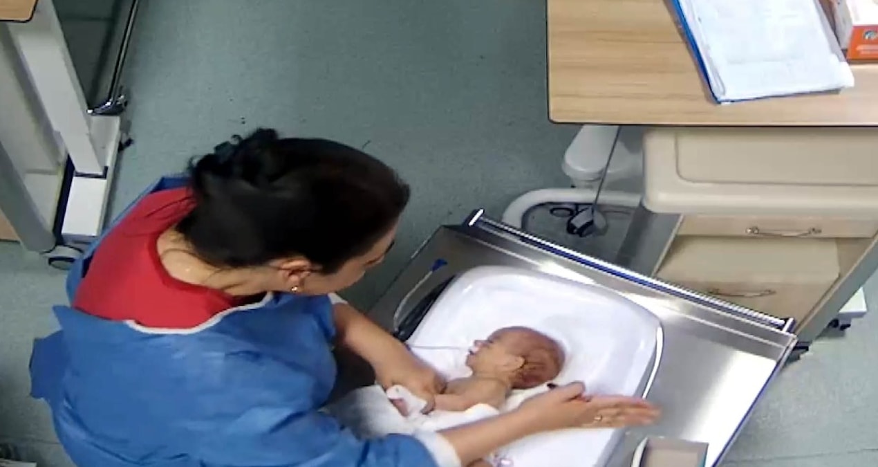 Son Gelişme: 5 günlük bebeği sakat bırakan hemşirenin bir bebeği daha dövdüğü görüntüler gözler önüne serildi