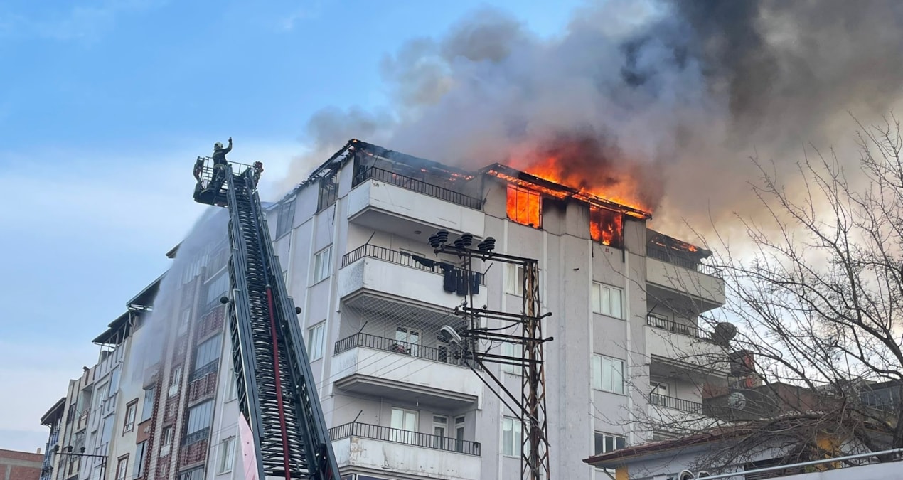 Son Gelişme: 5 katlı apartmanda yangın: Daire kullanılamaz hale geldi - Haberleri: Gelişmeler Takip Ediliyor