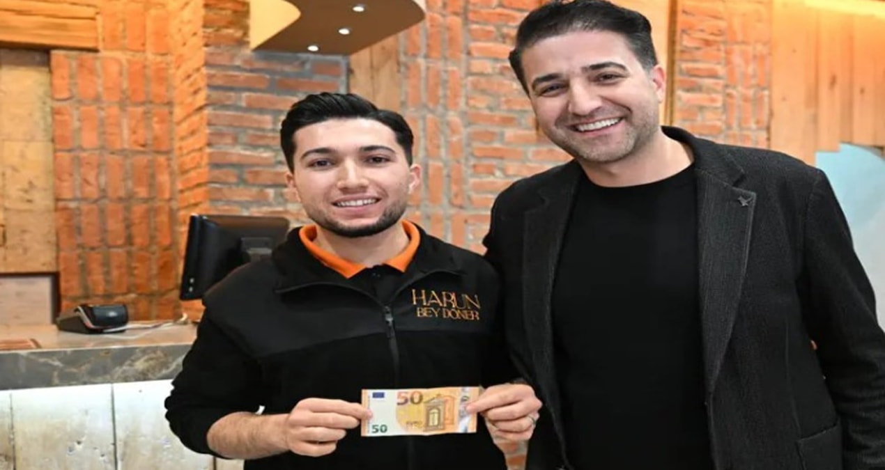 Sıcak Gündem: 50 Euro bahşiş veren turist ertesi gün geri istedi - En Son Haber: Gelişmeler Takip Ediliyor