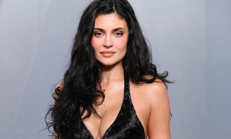 50 milyon dolarlık sütyenle podyuma çıkan Kylie Jenner kimdir? Kylie Cosmetics'i kaça sattı, kaç çocuğu var? v