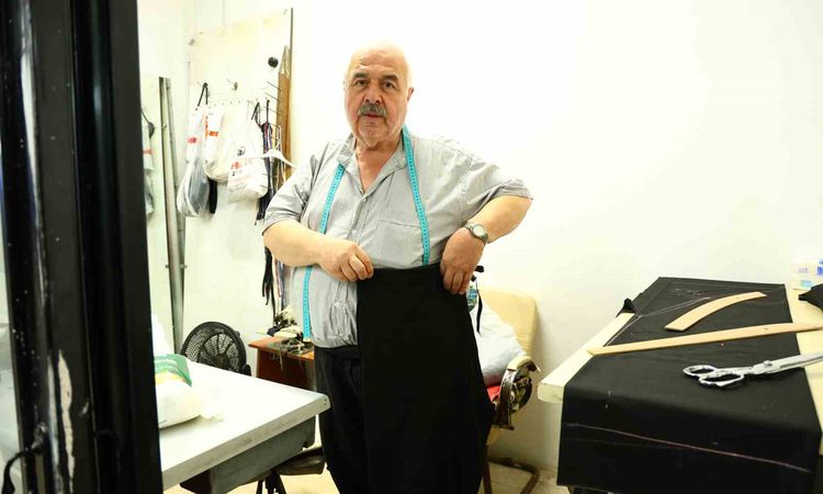 61 Yıllık Terzi Deprem Sonrası Tarihi Taşhan Çarşısı'nda İşine Döndü - Son Dakika: Gelişmeler Takip Ediliyor