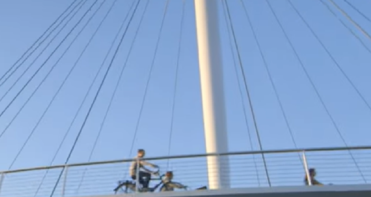 It was hung on a 70-meter pole: They carried the bicycles into the sky - Breaking News