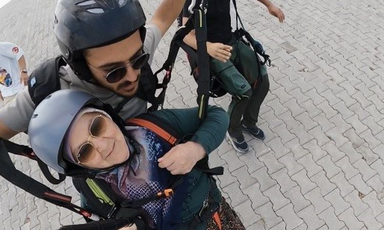 Sıcak Gündem: 77 Yaşındaki Türkan Teyze’nin Paraşüt Keyfi: “İnşallah Tansiyonumu Yükseltmez” - Son Dakika | İş