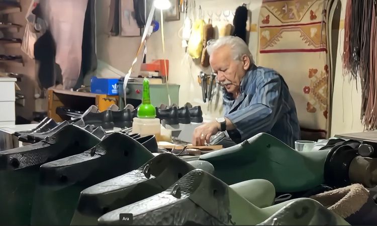 Ayrıntılar Netleşti: 9 yaşında çırak olarak başladığı mesleğinde 63 yıldır ayakkabı tamir edip, üretiyor - Son
