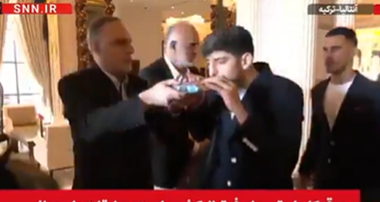 Son Gelişme: ABD'den vize alan İranlı futbolcular Kuran'ı öperek Dünya Kupası yolculuğuna çıktı - Son Dakika -