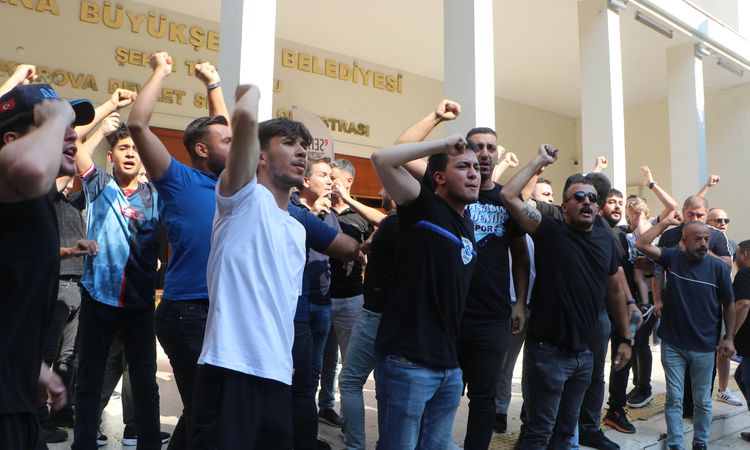 Kritik Açıklama: Adana Demirspor taraftarlarından belediye önünde gösteri; bariyerleri söktüler - Son Dakika H