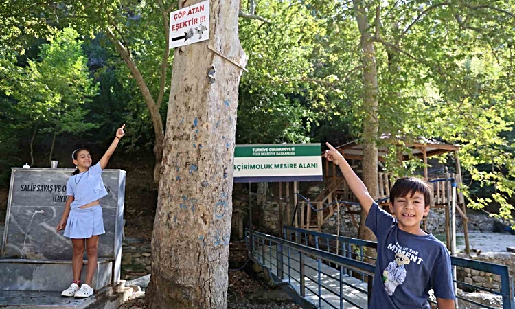 Adana Feke’de mesireye 'Çöp atan eşektir' tabelası asıldı, çöpleri çocuklar topladı ve Merak Edilenler