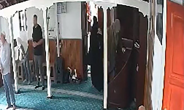 Adana'da Kadının Camiye Girdiği Sırada Çantasından Altın Çaldılar