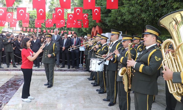 Adana, Mersin, Hatay ve Osmaniye'de Cumhuriyet'in 103. yıl törenlerine çelenk sunuldu ve Merak Edilenler