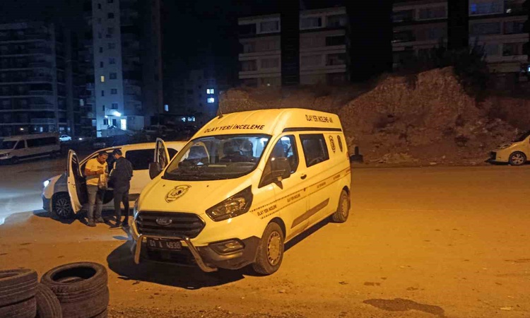Adana Sarıçam'da 3. kattan düşen kişinin ölümü sonrası iki kişi yakalanarak gözaltına sevk edildi ve Merak Edi