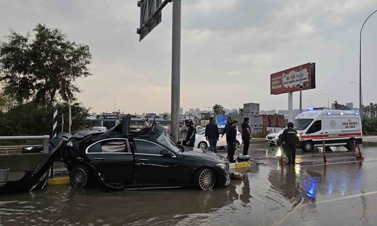 Adana Seyhan'da otomobil tabela direğine çarptı, sürücü yaşamını yitirdi ve Merak Edilenler