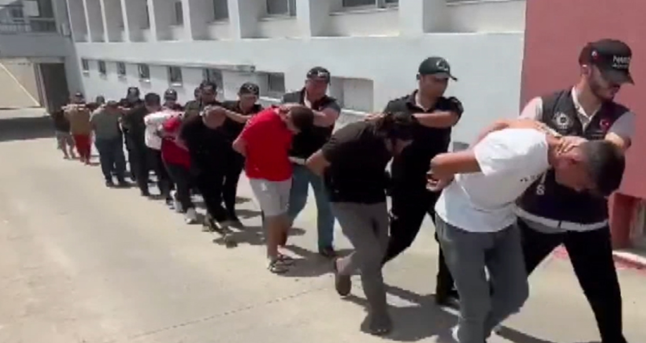 Gündemden Son Bilgiler: Adana'da uyuşturucu operasyonu: 58 kişi hakkında tutuklama kararı verildi - Haberleri