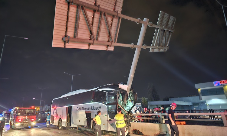 Adana'da yolcu otobüsü alt geçidin duvarına çarptı, 11 kişi yaralandı ve Merak Edilenler