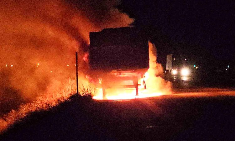 The trailer of a truck loaded with bulgur burned in Adilcevaz - News