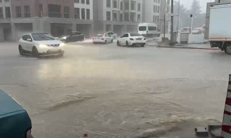 Adıyaman Besni'de sağanak sokakları göle çevirdi, köy yollarında taşkın oluştu | İşte Tüm Ayrıntılar