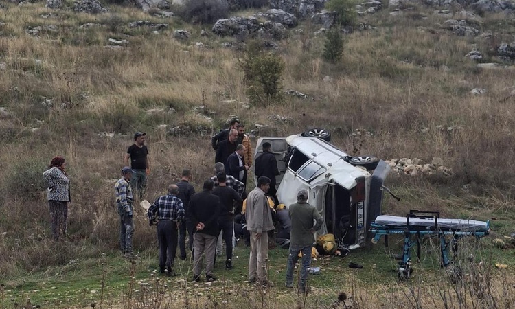 Adıyaman Besni'de şarampole yuvarlanan otomobildeki 2 kişi yaralandı