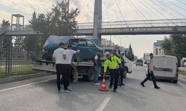Adıyaman'da kontrolden çıkan otomobil refüje çıktı, kazada yaralanan olmadı | İşte Tüm Ayrıntılar