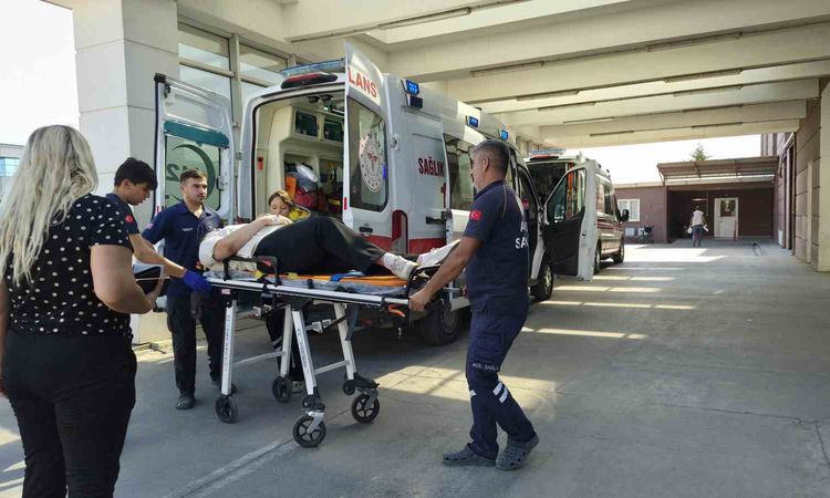Gündemden Son Bilgiler: Adıyaman'da Otomobil Bariyerlere Çarptı: 1 Yaralı - Haberleri - Son Dakika Bilgileri