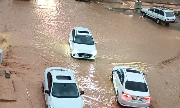 Adıyaman'da sağanak su baskınına neden oldu, Mersin Caddesi'nde çökmeyle yol kapandı - Son Dakika Bilgileri