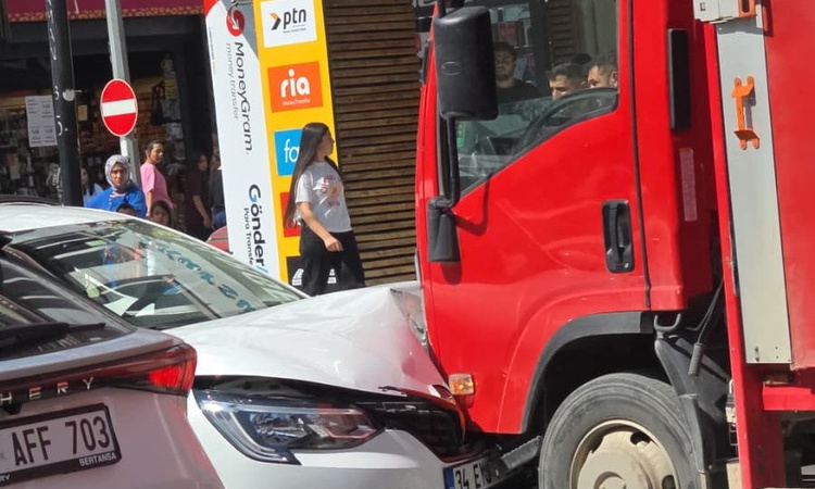 Adıyaman'da sürücüsü kontrolü kaybeden otomobil kamyonete çarptı, 12 kişi yaralandı: Gelişmeler Takip Ediliyor