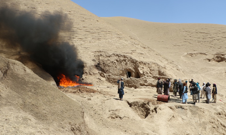 Afganistan polisi Ferah'ta yaklaşık 1 ton uyuşturucuyu yakarak imha etti ve Merak Edilenler