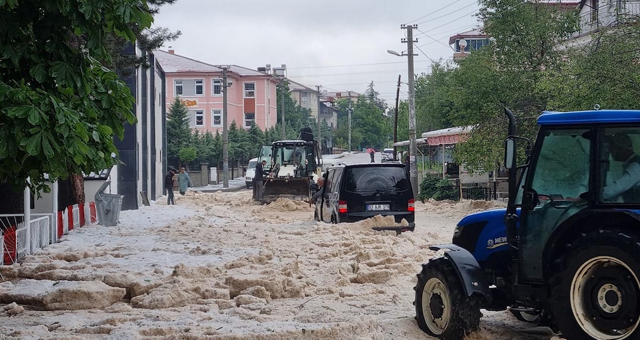 Kritik Açıklama: Afyon'u dolu vurdu: Yollar kapandı, bahçeler zarar gördü - En Son Haber ve Merak Edilenler