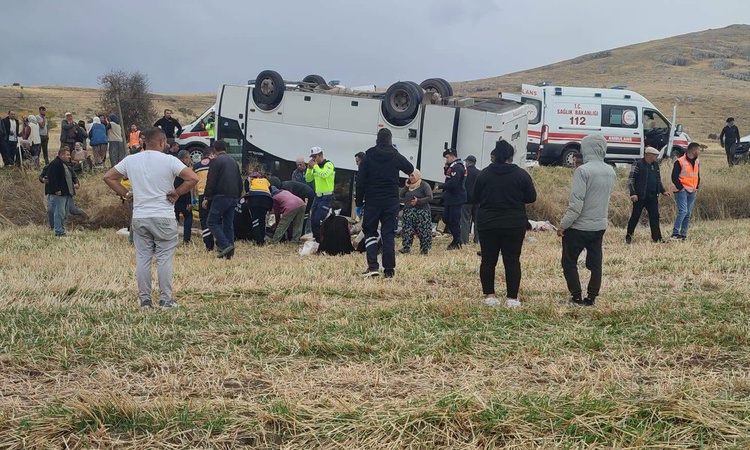 Afyonkarahisar Şuhut'ta midibüs şarampole devrildi, 25 kişi yaralandı ve Merak Edilenler