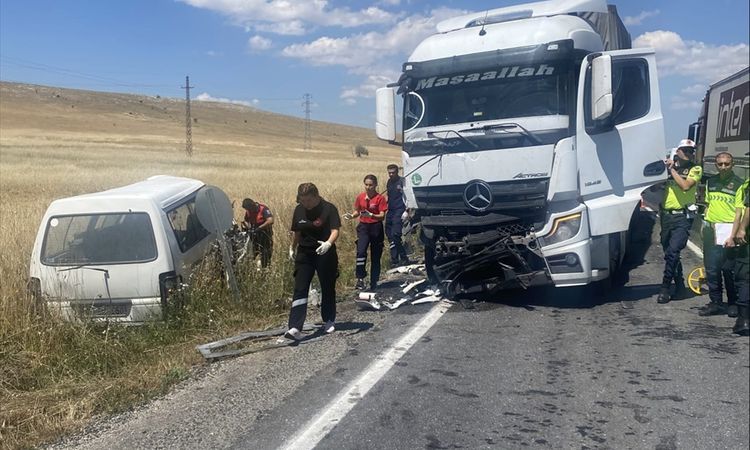 The driver of the pickup truck that collided with a truck in Afyonkarahisar died - Last Minute