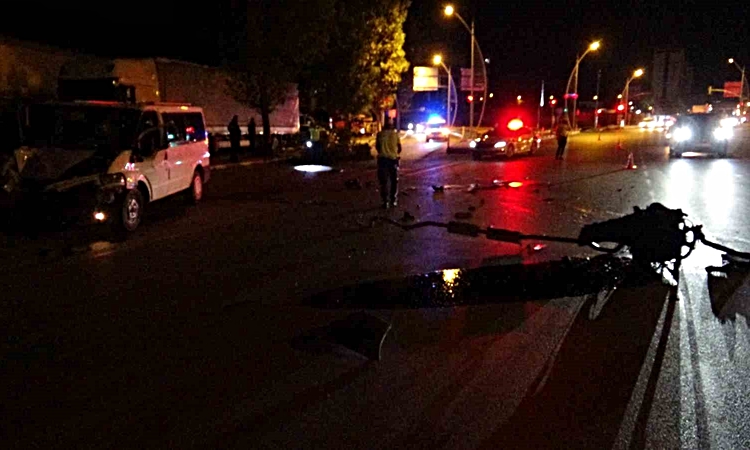 Ağaca çarpan minibüsün motoru yola fırladı: 2 yaralı | İşte Tüm Ayrıntılar