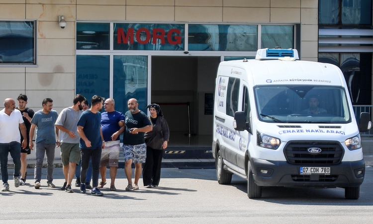 Ağaca çarpan otomobildeki sağlık çalışanı öldü, kardeşi ağır yaralandı - Son Dakika Bilgileri