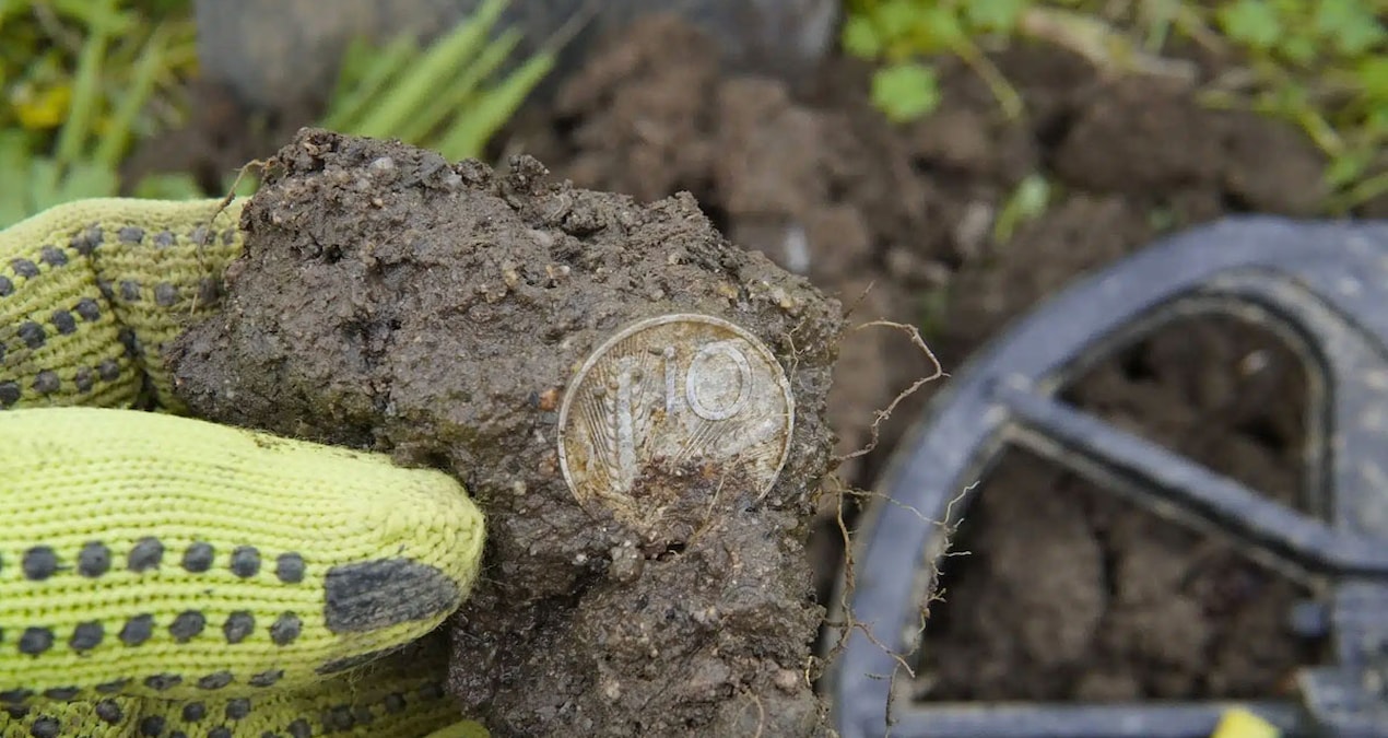 It turns out that the 'button' he found by chance in the field is a thousand-year-old treasure.
