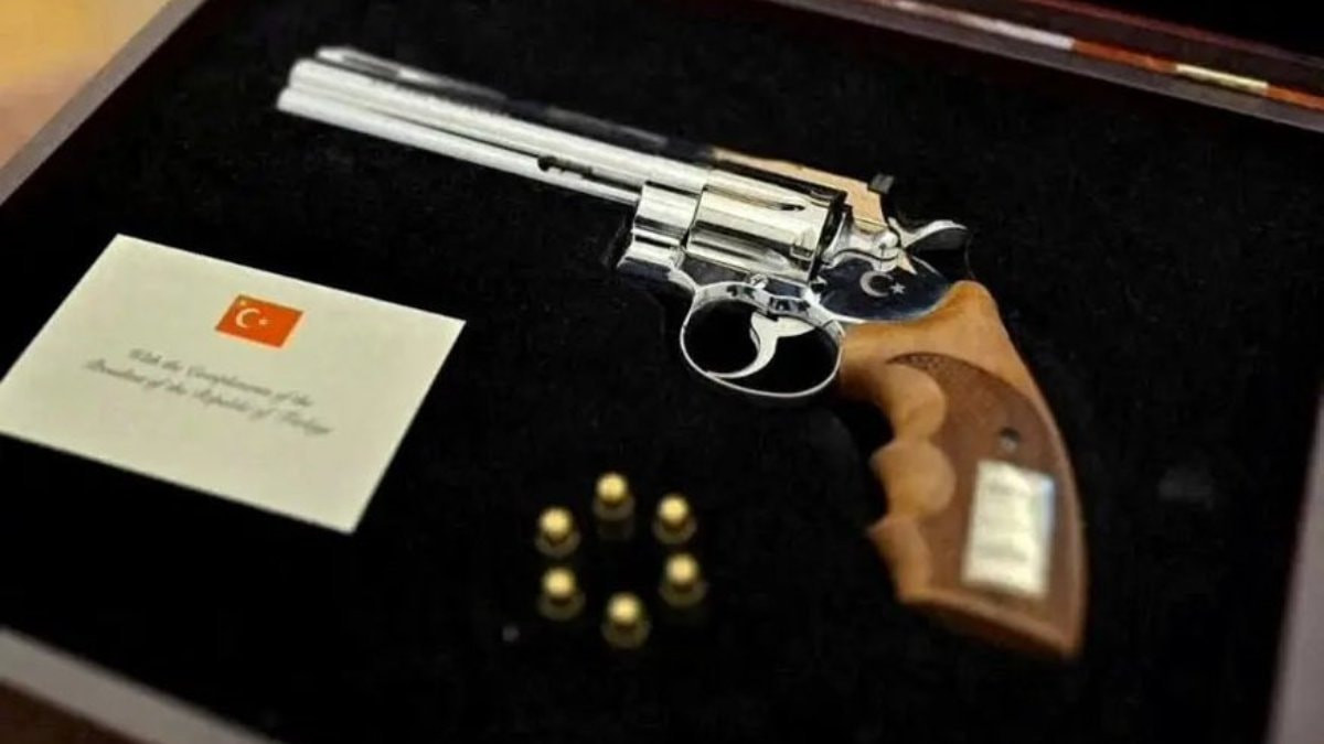 Agenda - It was claimed that the gun given to Donald Trump at the NATO Summit was gold plated (Details)