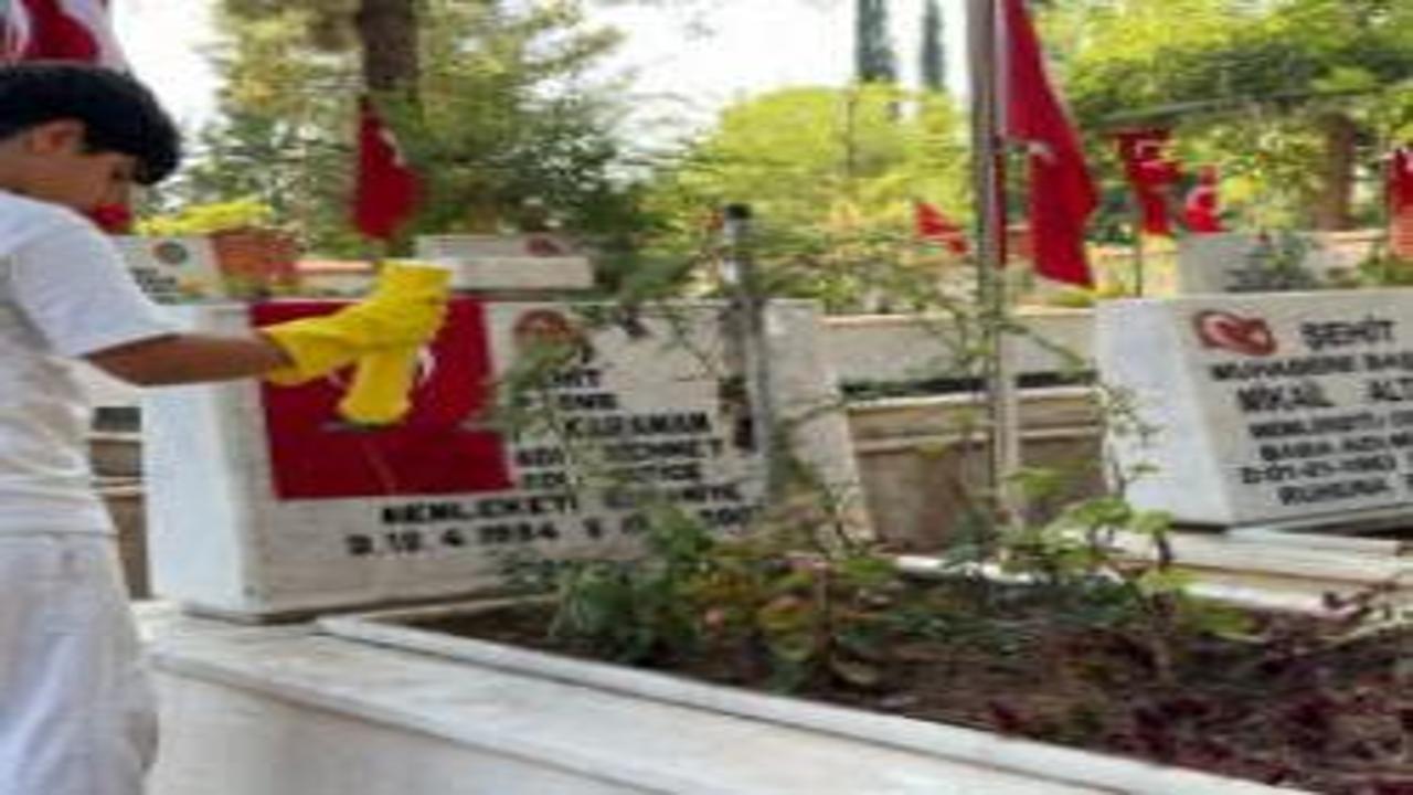 10-year-old Abdullah set an example for millions! Cleans martyrs' graves and fountains